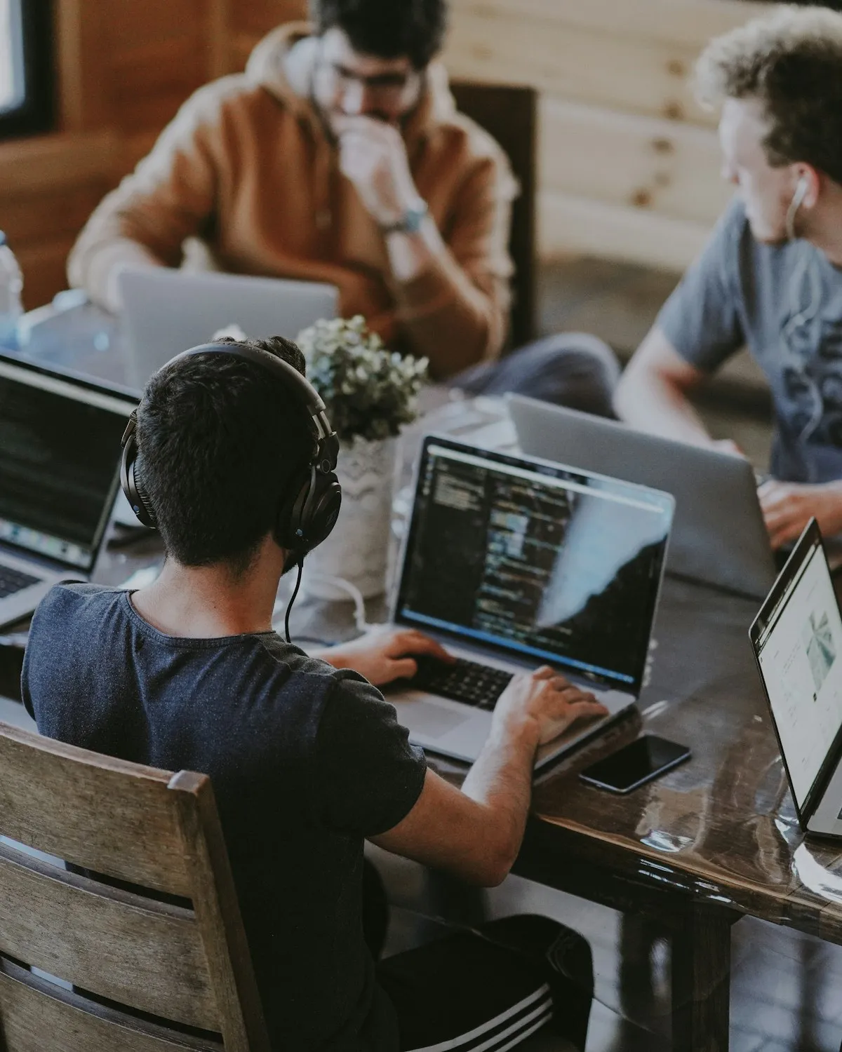 Equipe colaborando em soluções de atendimento